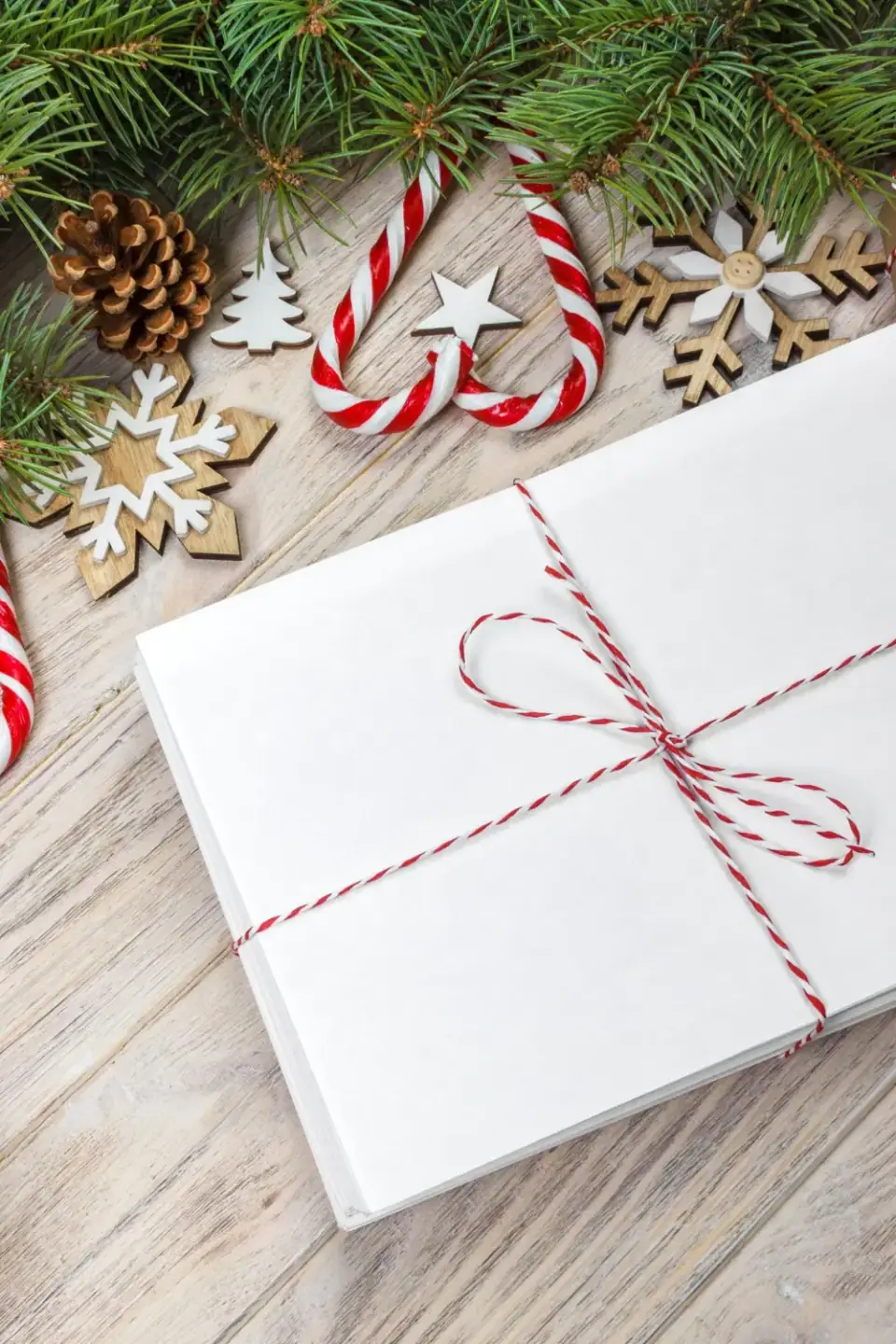 Weihnachtlich verpacktes Geschenk mit rot-weißer Schleife