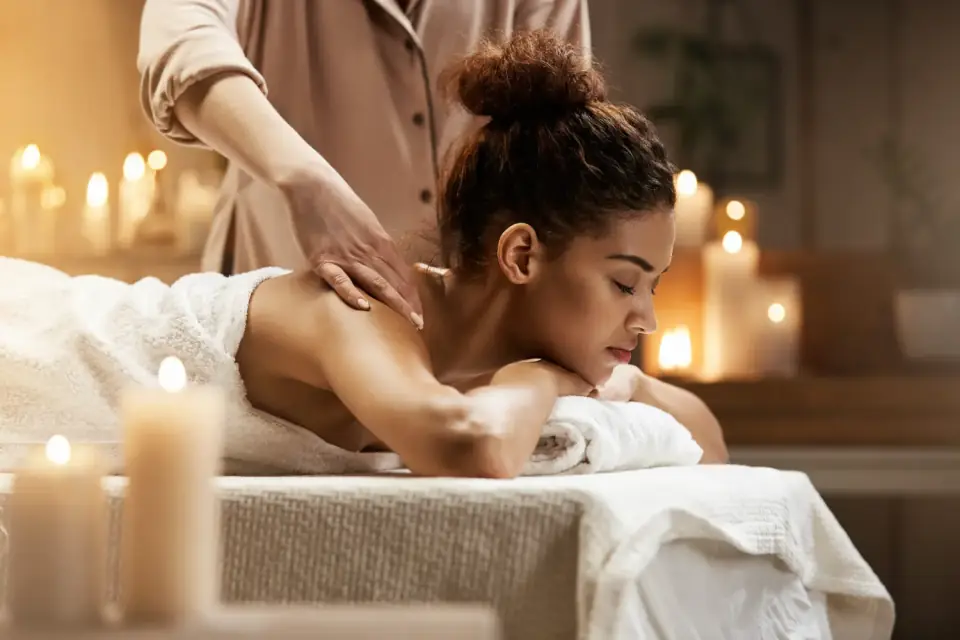 Entspannende Rückenmassage bei Kerzenlicht